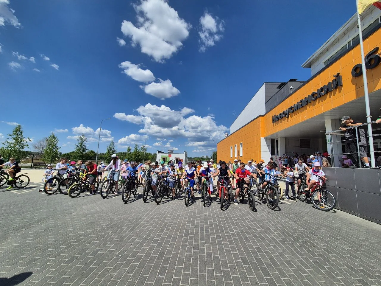 Яркое событие в нашем лагере - большой велопробег ко Дню России!🇷🇺🚴‍♂️🚴‍♀️