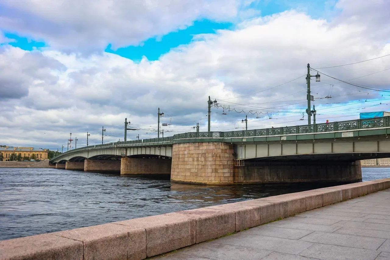 На Литейном мосту стартовал ремонт тротуаров. Из-за этого ограничено движение автомобил...