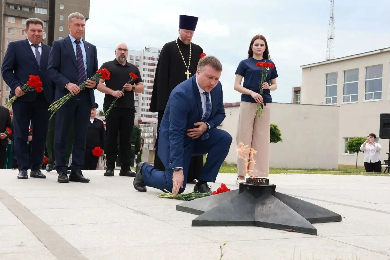 В День памяти и скорби возложили цветы к Вечному огню на Площади Славы, на Соборной гор...