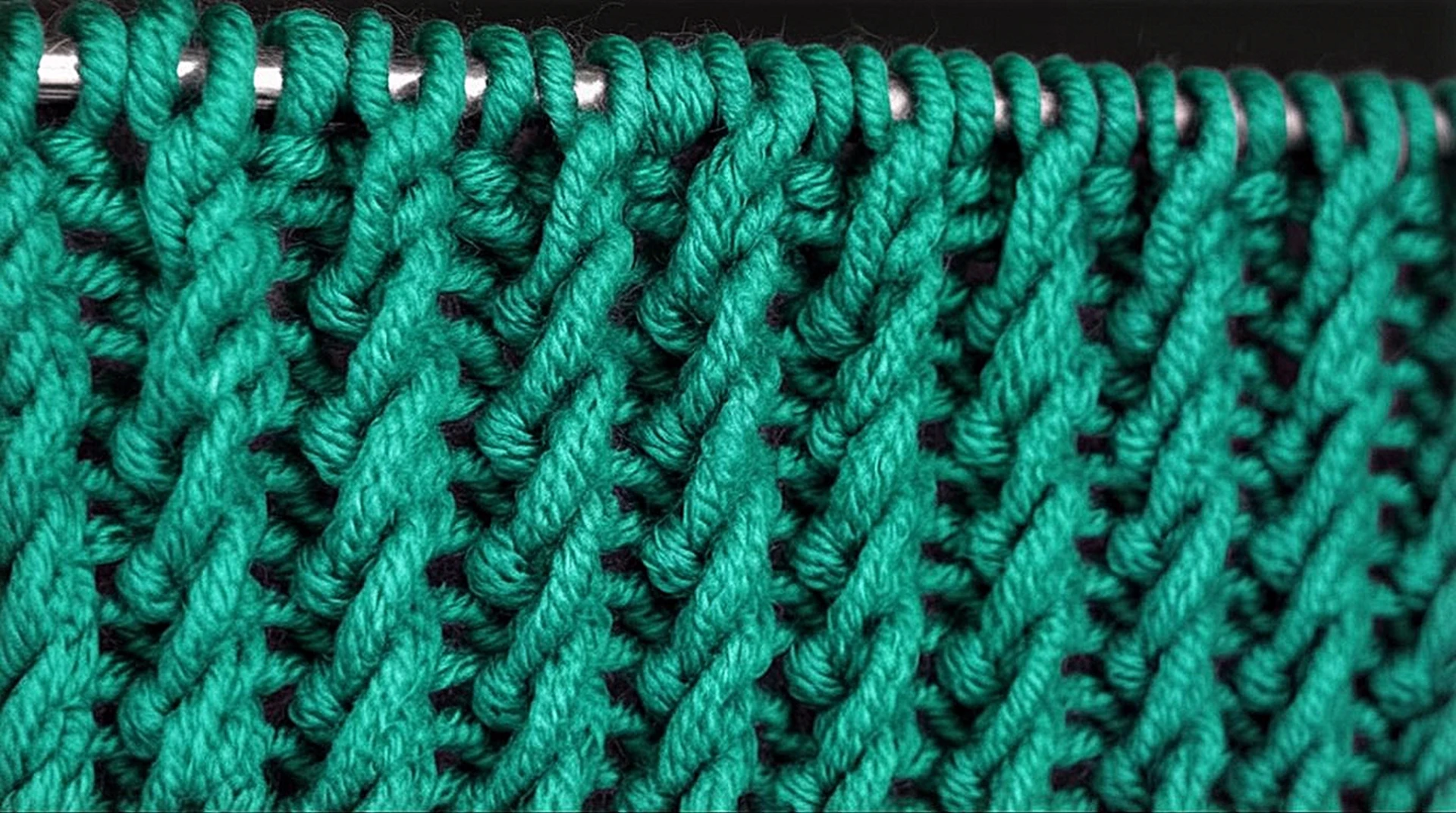 🧶 «Тонкая резинка» — суперэластичная, но не растягивается и держит форму   📌 Идеален для манжет, гор