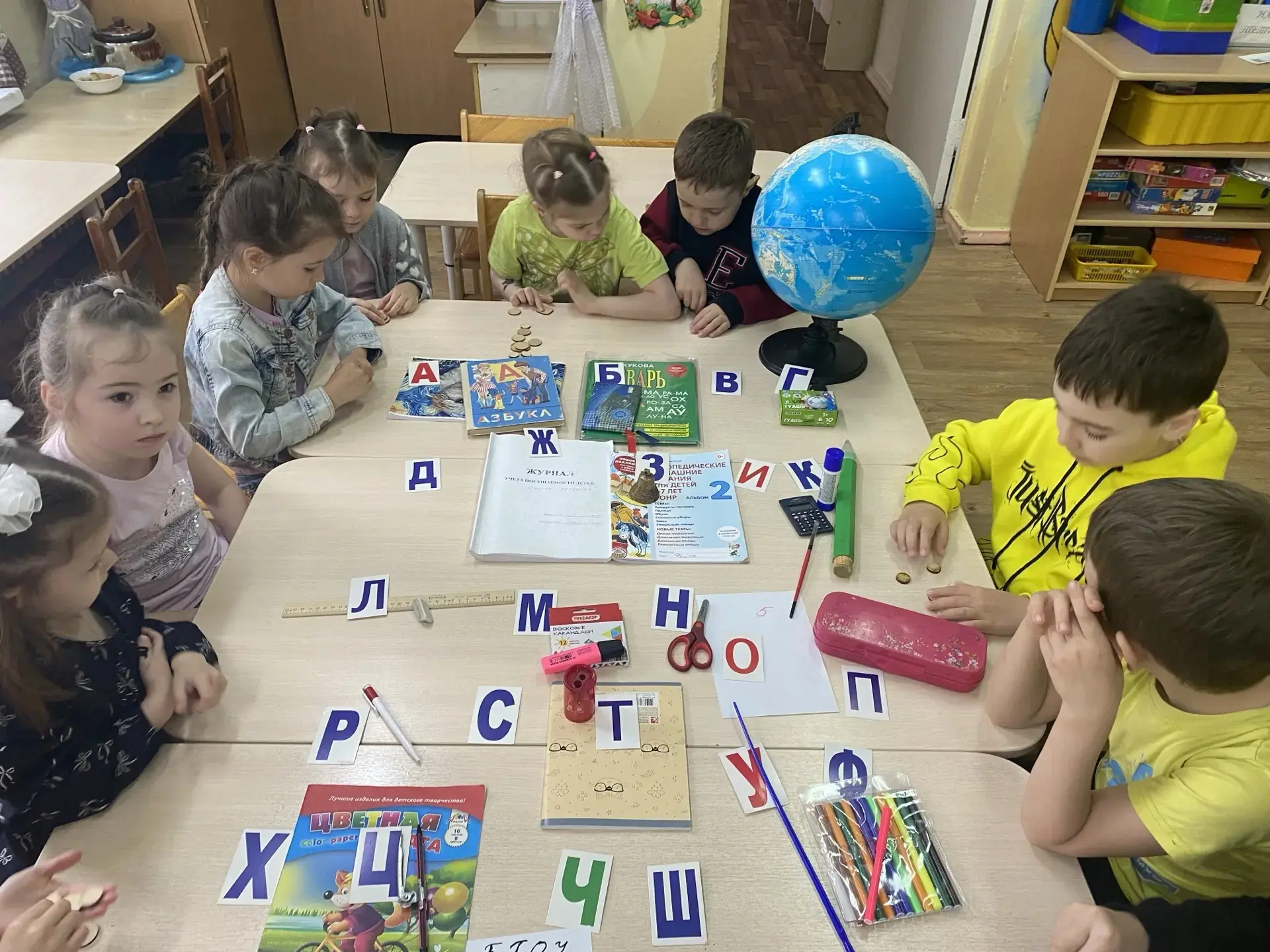 В рамках лексической темы «Скоро в школу» дети речевой группы вместе с логопедом Щекино...
