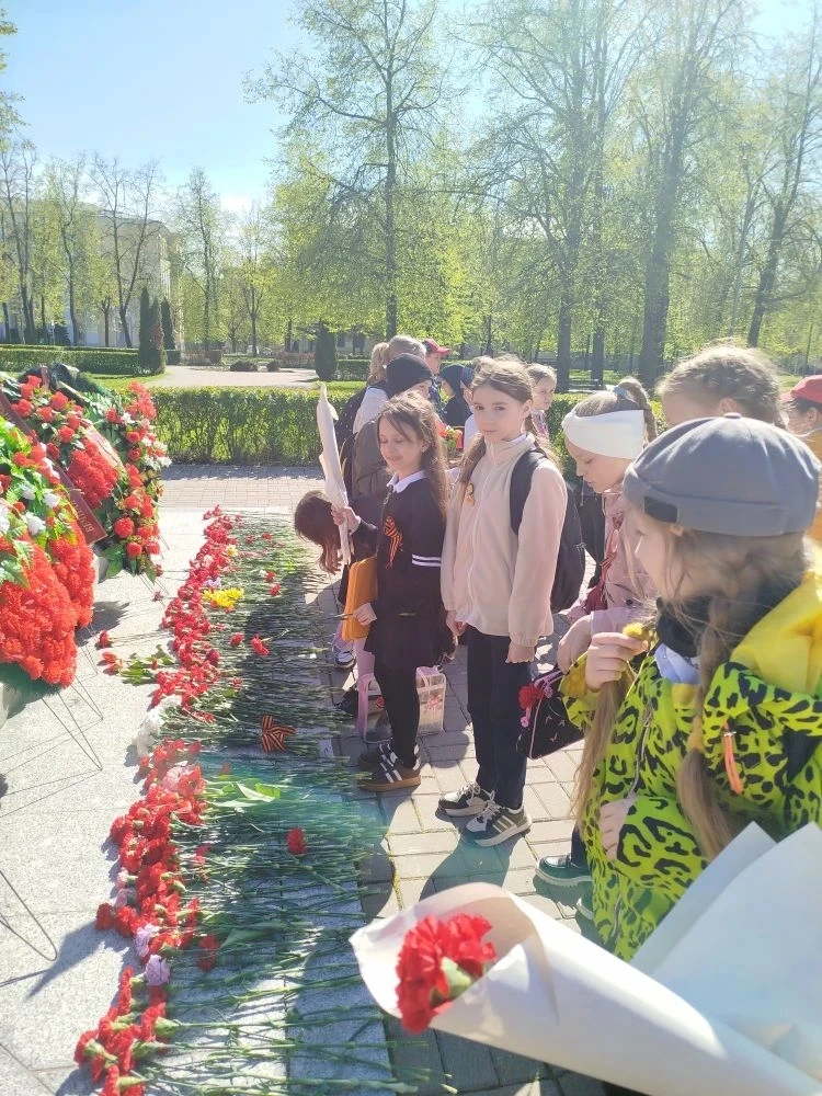 Ученики 3 Б класса почтили память героев Великой Отечественной войны!  В преддверии Дня Победы ребят