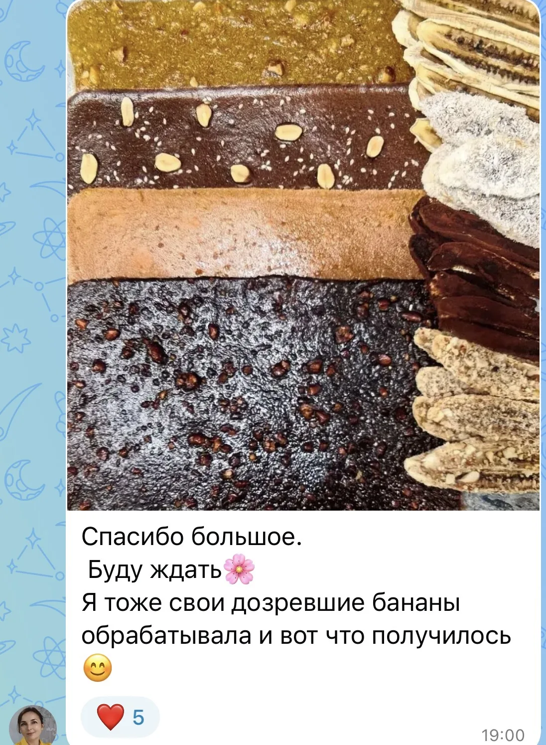 Девочки трудятся 🐝 на тарифе Все включено: фруктовая пастила и фрипсы.