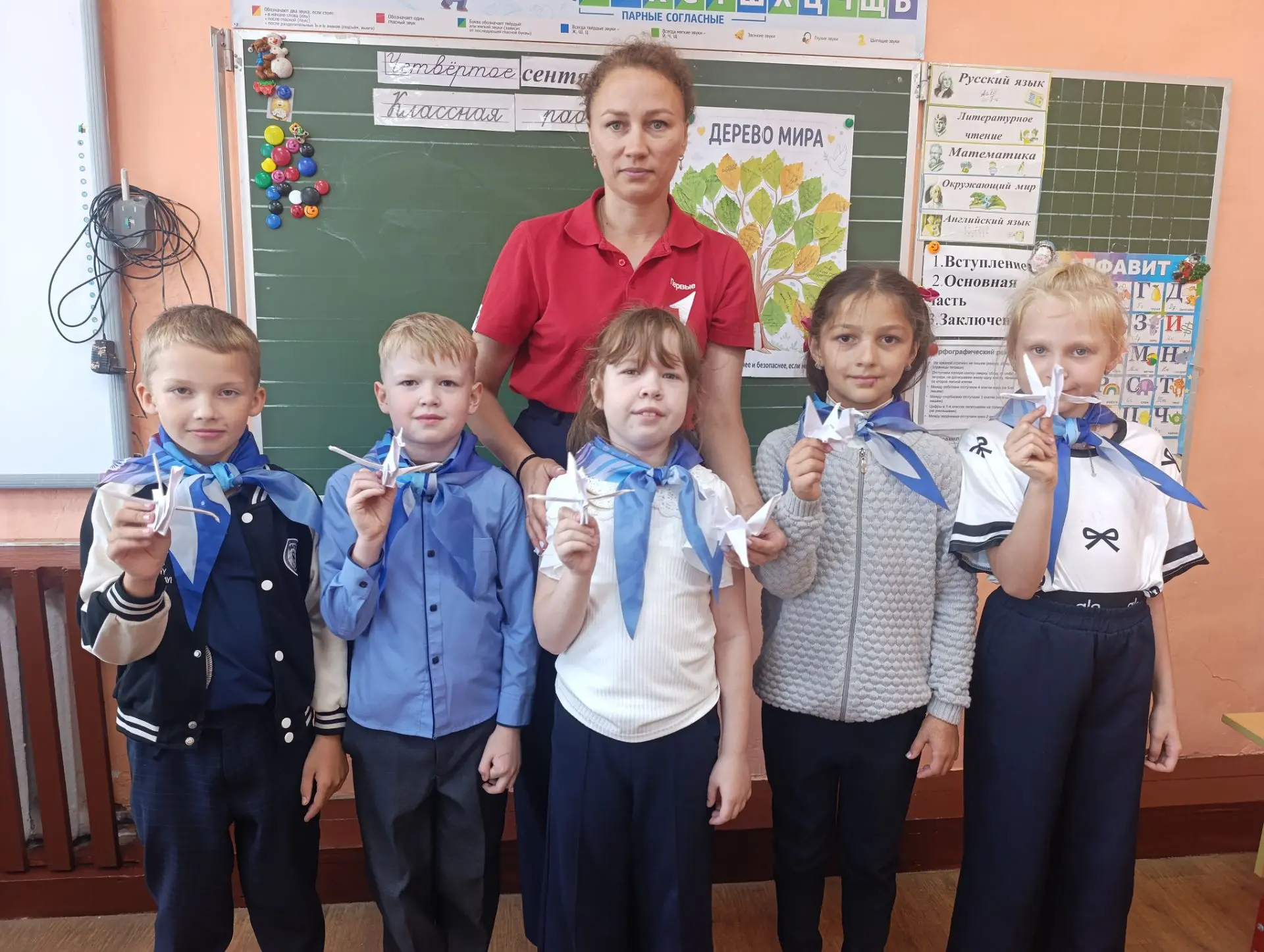 В рамках Недели мира 🕊️ в нашей школе советники директора по воспитанию провел творчес...
