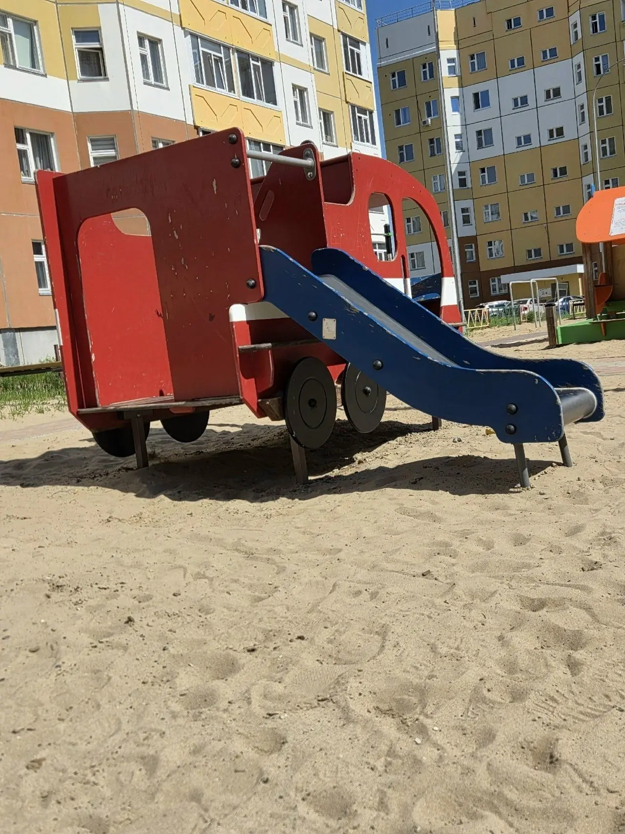 Добрый день, анонимно. В 16 П микрорайоне на детской площадке небезопасно гулять деткам. Песок ветро