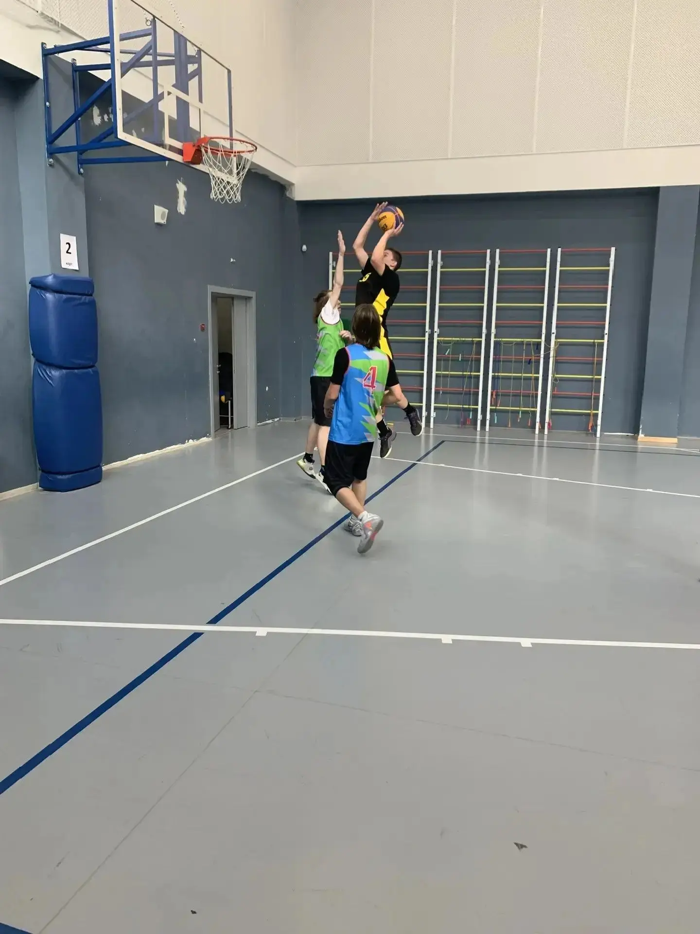 🏀4 апреля в МАОУ СОШ № 215 прошёл захватывающий Районный этап «Школьной лиги по баскетболу 3×3 им. К