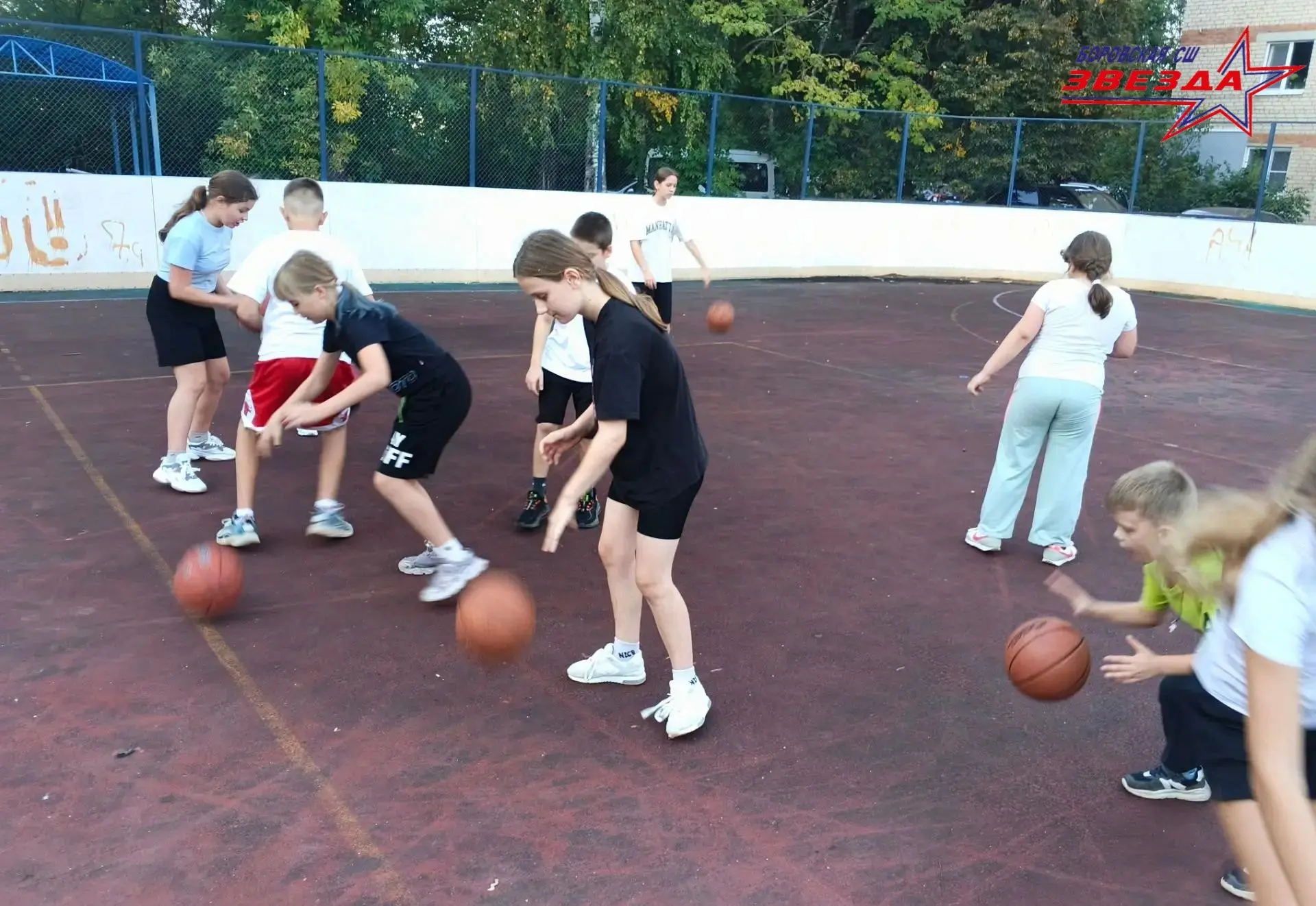 🏀 4 сентября проект #СПОРТВМОЕМДВОРЕ собрал юных спортсменов и всех любителей игры на ...