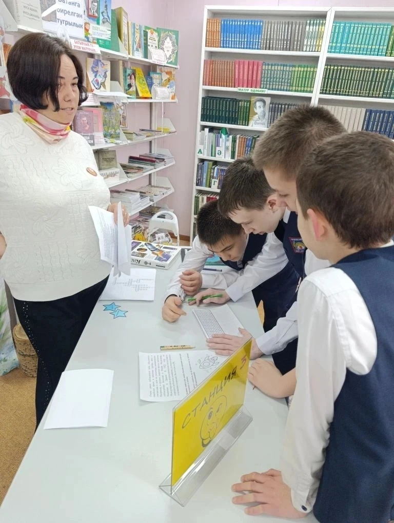 Путешествие к звёздам: 7б класс в гостях у 37 библиотеки 🚀📚  7 апреля ученики 7б класса совершили ув