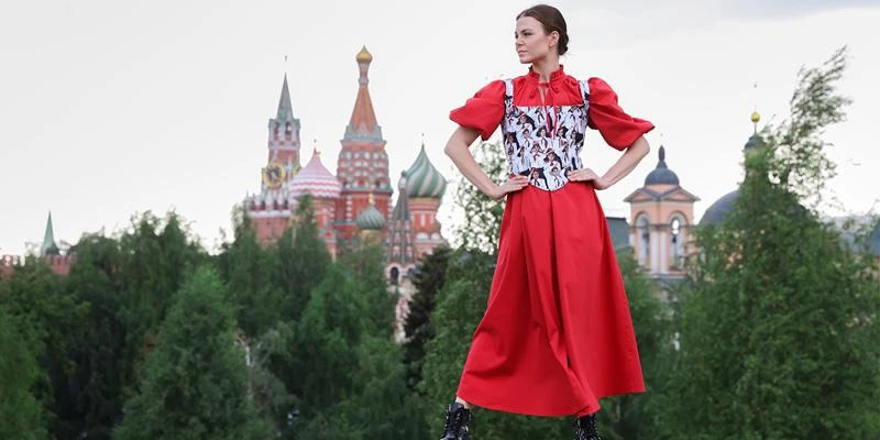 Сегодня в 18:00 на площади у Старого Английского двора в Зарядье пройдет показ «Русский...