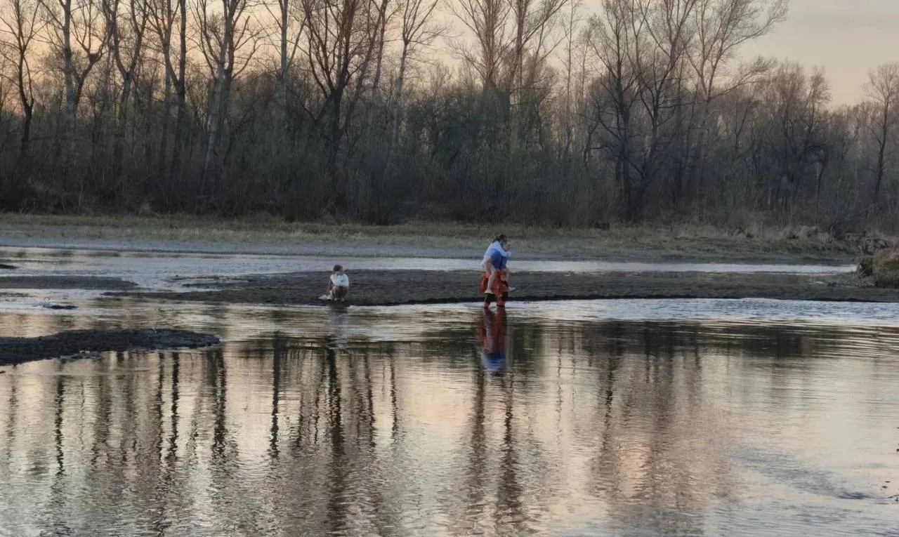 Дети застряли на острове из-за подъёма воды.  В Шушенском уровень воды в реке повысился так резко, ч