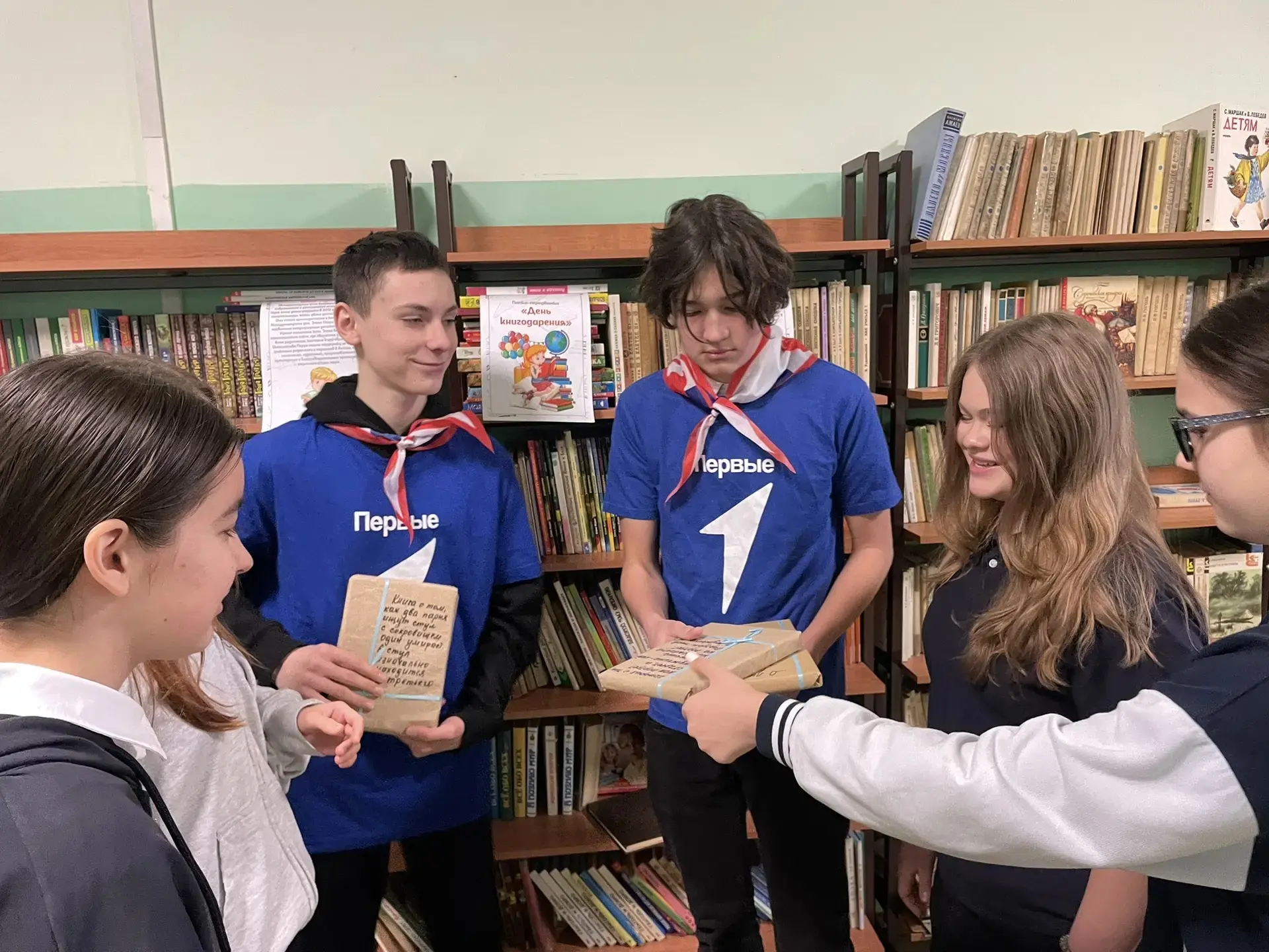 📚 Не просто книги, а целая история! 🧡  В лицее прошла невероятная акция ко Дню книгодарения! Наши ак