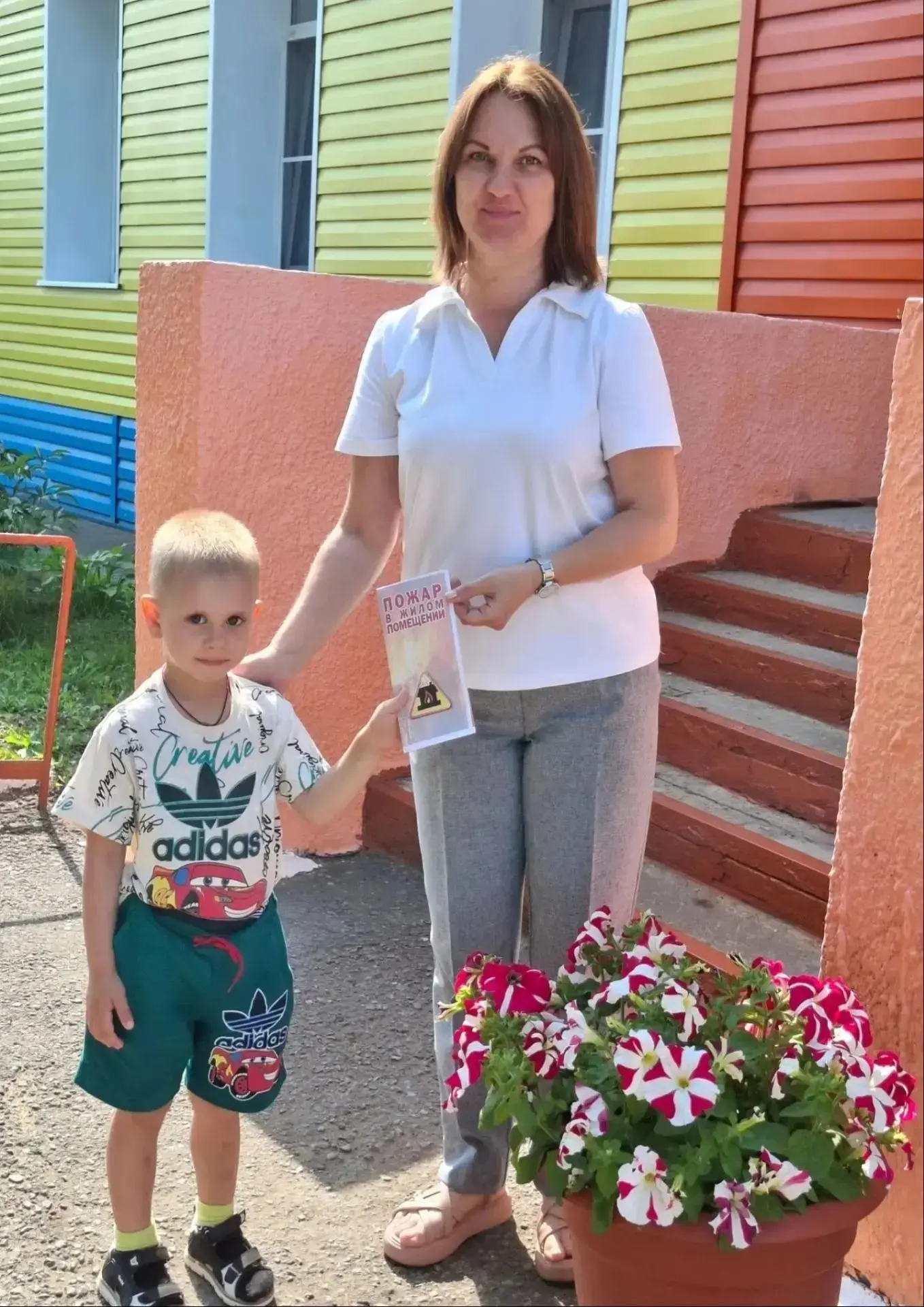 Лето — не повод забывать о пожарной безопасности! Ребята из группы «Солнышко» с увлечением повторяют