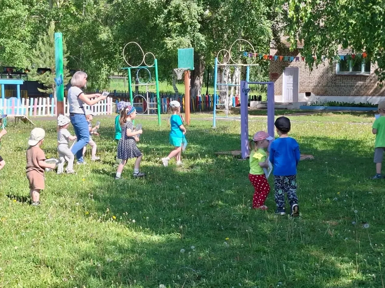 🏖️На полянке у реки
Пели песенку жуки:🪲
🦋Тут к ним бабочки летят, 
С ними танцевать хотят.
🪰Насе
