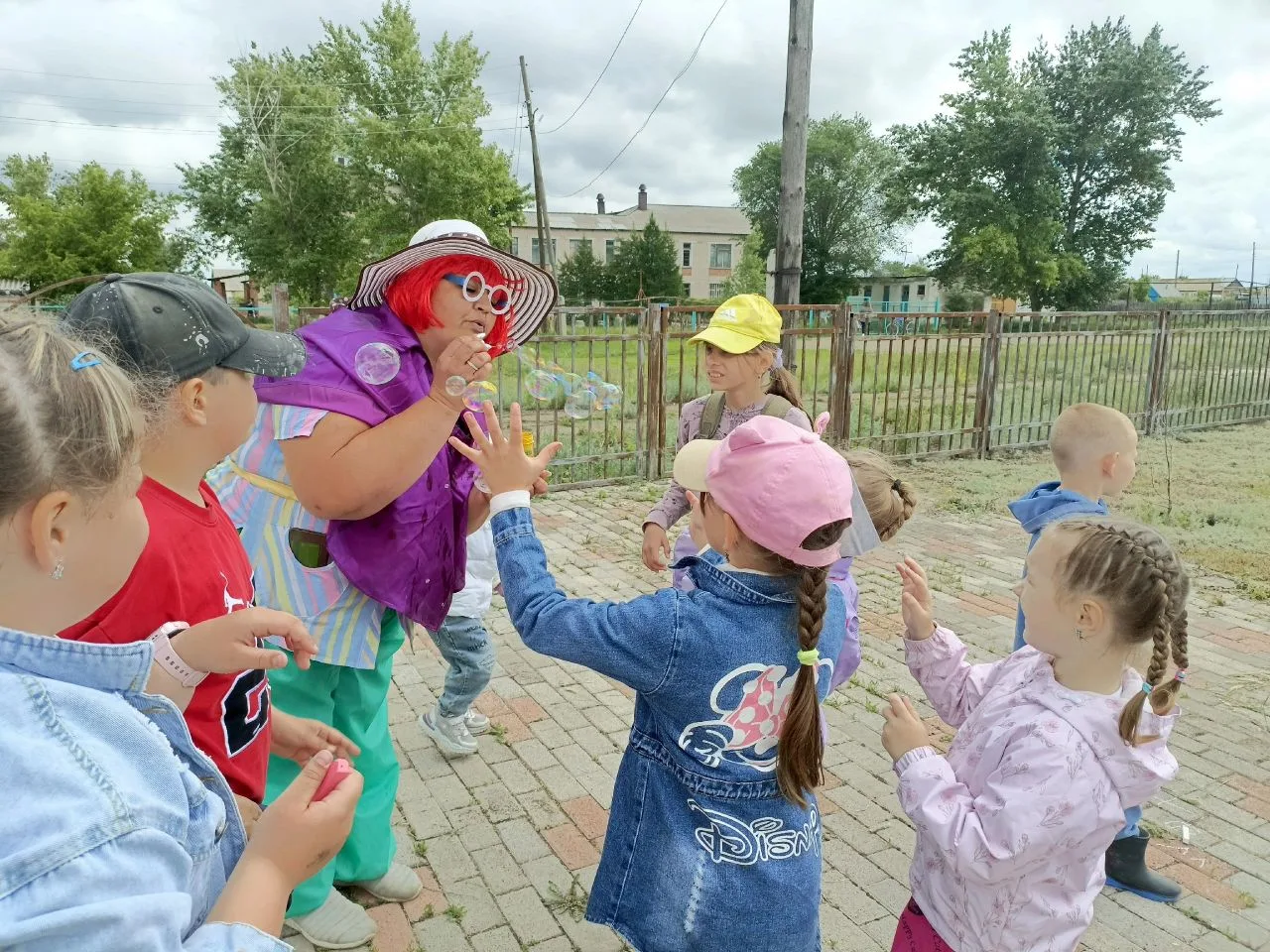 ✨ День 4 в лагере!🧚 
🌟 Ребята начали с зарядки и завтрака, затем отправились по отрядам узнать пла