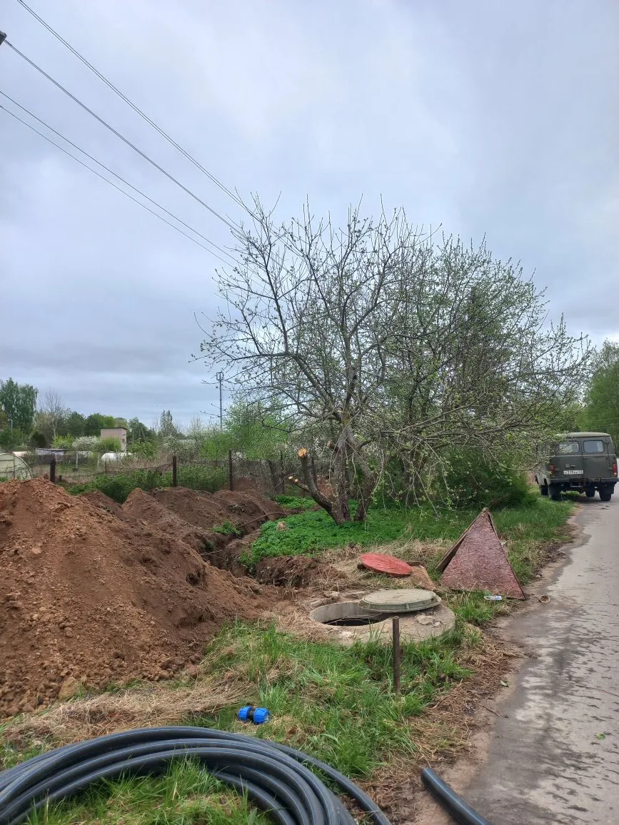 Сегодня бригада ВКУ МУП "ЖКХ Солецкого района" продолжает работы по замене водопровода ...