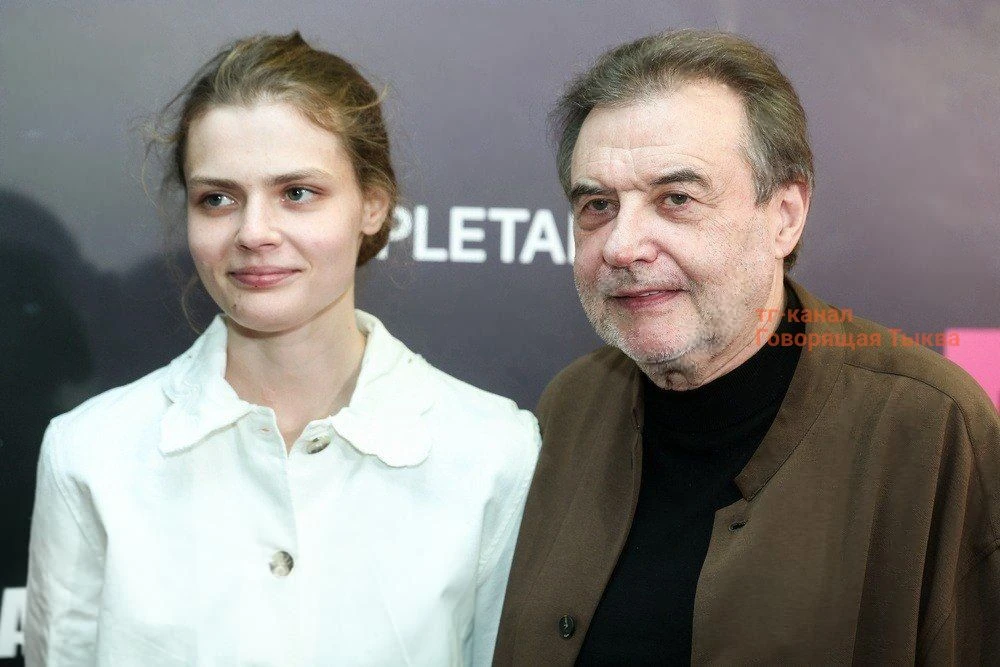 Здесь же был и папа девочек, 75-летний Алексей Учитель. Он вышел на дорожку со своей во...