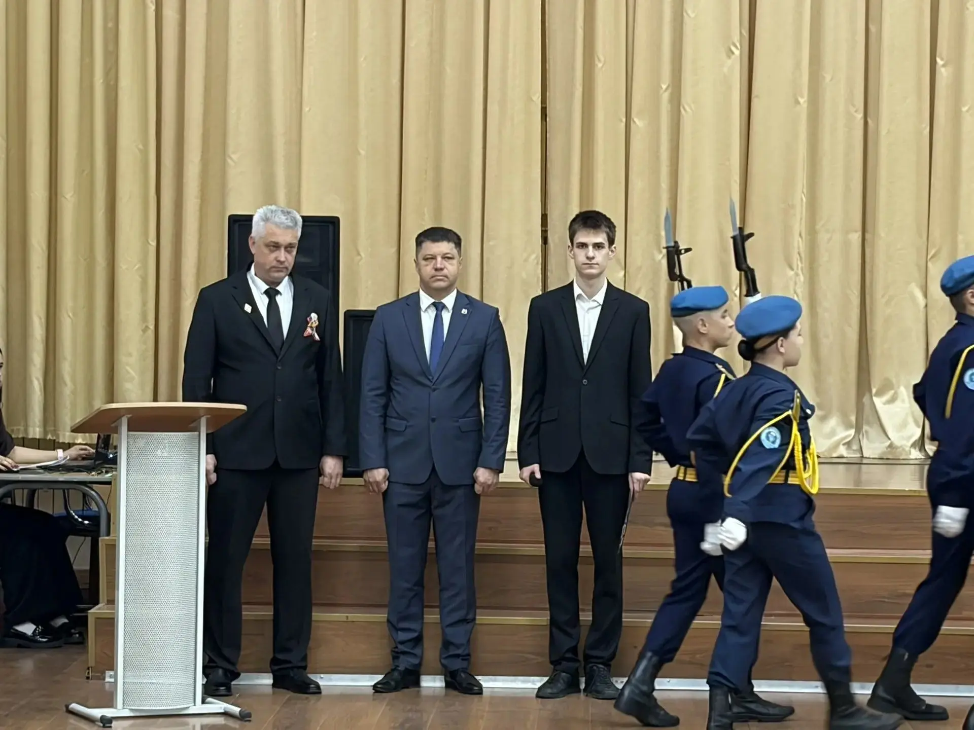 Сегодняшнее утро в нашей школе было по-настоящему торжественным! Кадеты 7 взвода с гордостью и ответ