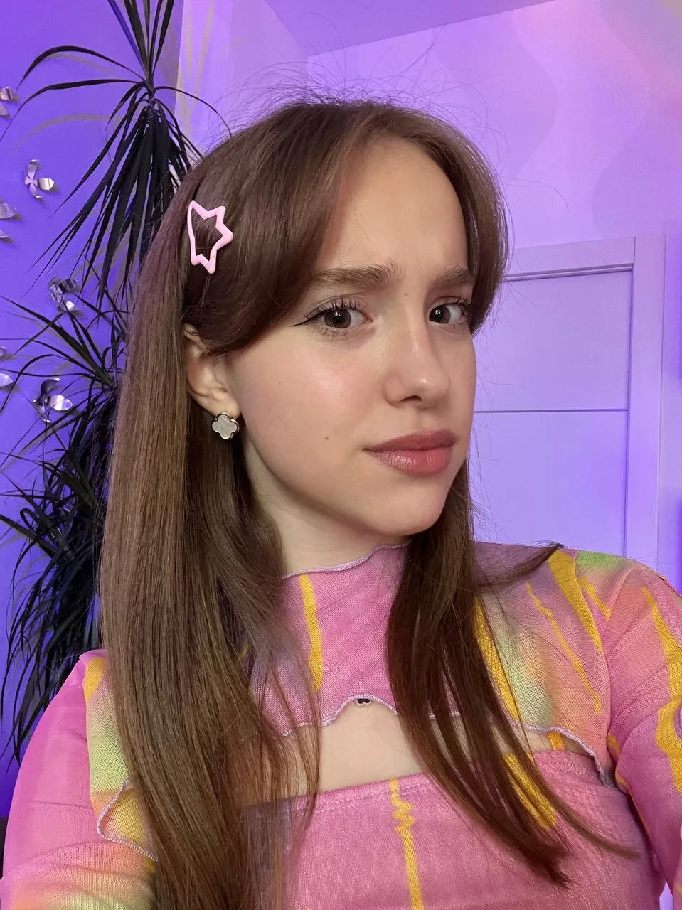 Яркий образ в розовых оттенках 💗✨ Звёздочка в волосах добавляет особого настроения ⭐