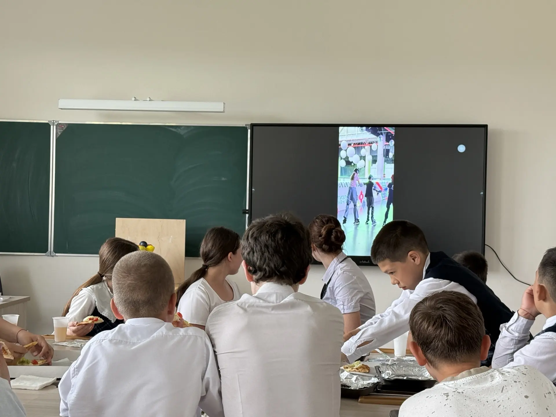 ✨ Последний день учёбы для 6 «Б» прошёл в тёплой атмосфере: чай, разговоры по душам, маленькие подар