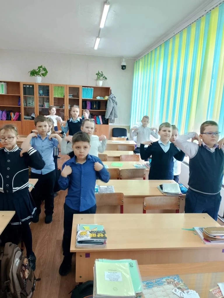 Физминутки  📍В 2"А" классе Галковская И. Г., классный руководитель, проводит физминутки в рамках про
