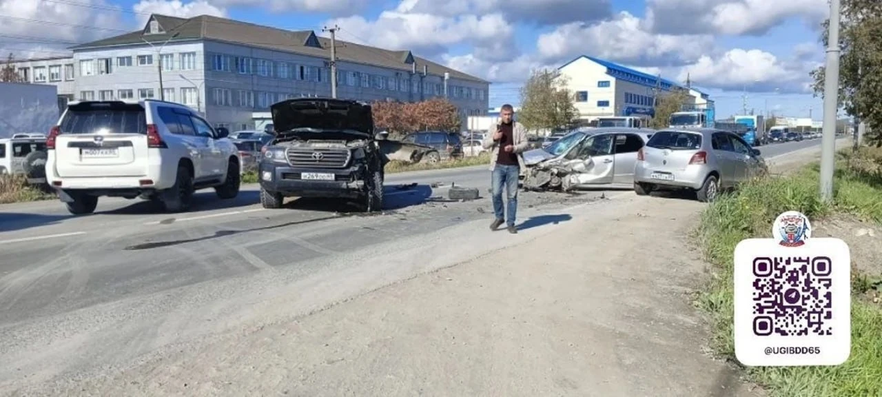В Южно-Сахалинске Toyota Land Cruiser спровоцировала тройное ДТП