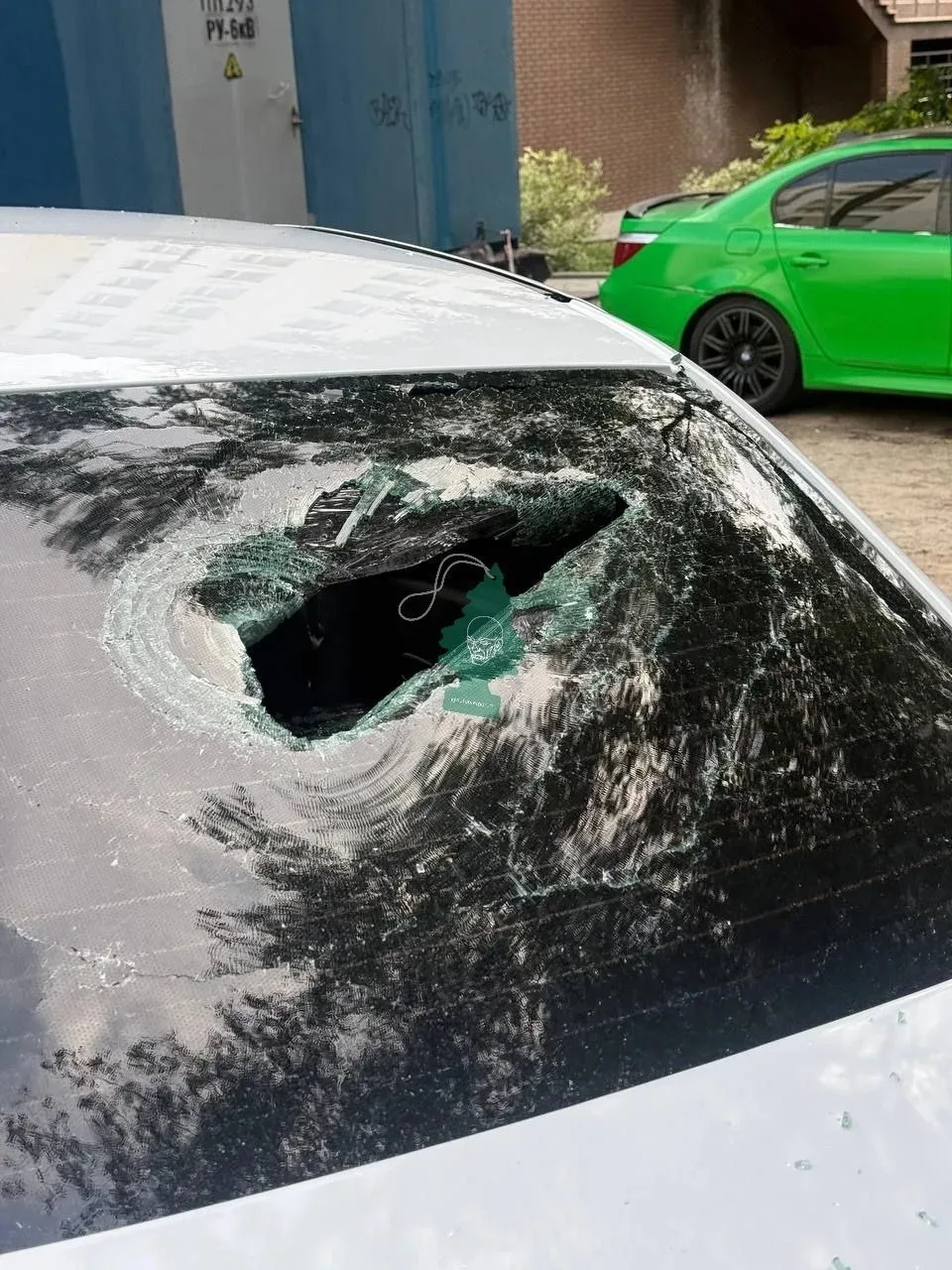 🔨 Ночью во дворе на улице Попова разбили Renault Logan