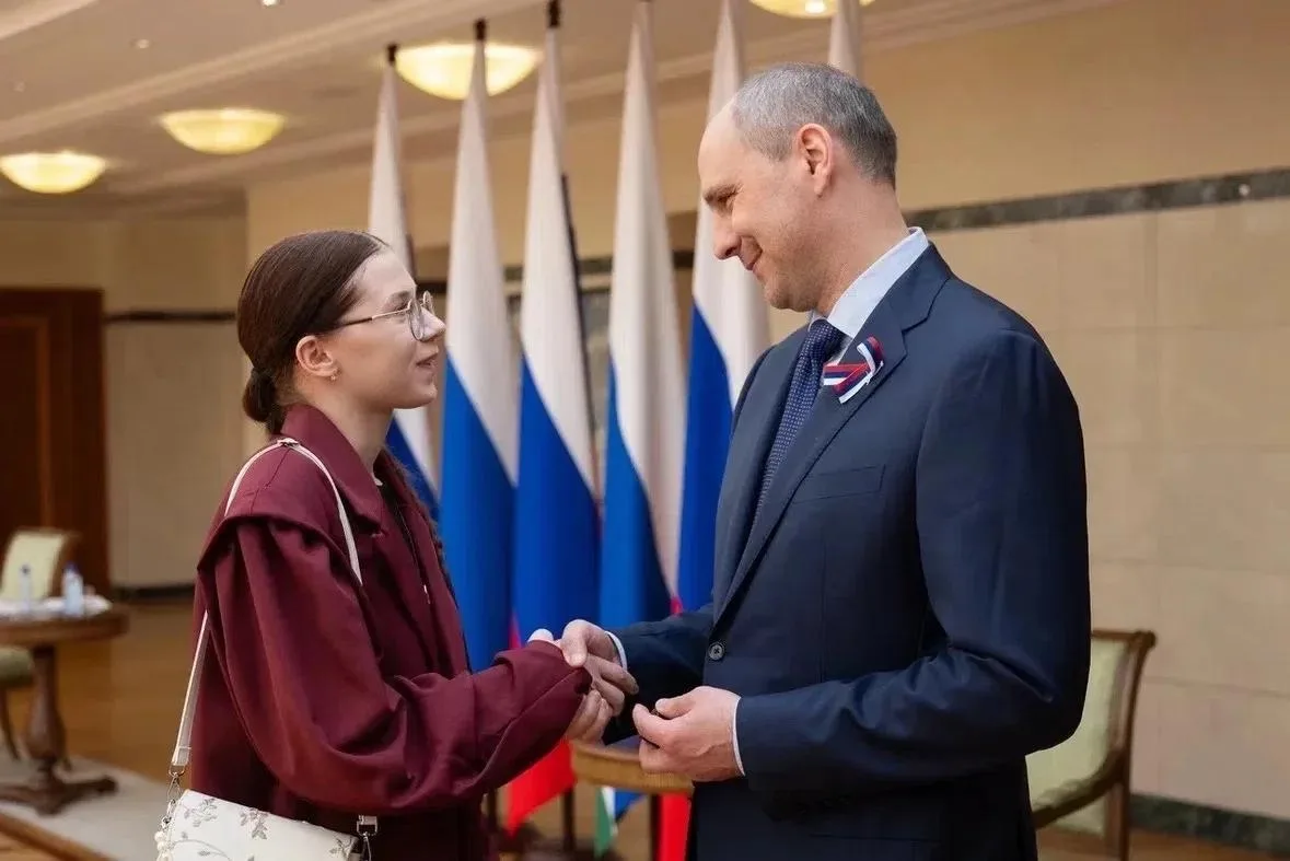 ГОРДОСТЬ НТПК №1: Наша студентка в кругу первых лиц региона!

🇷🇺 В День России у Нижнетагильского 
