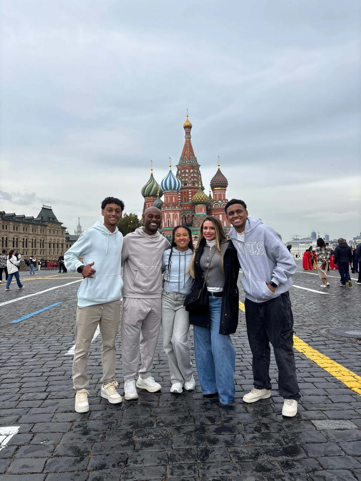 Вагнер Лав с семьей на Красной площади 😍
