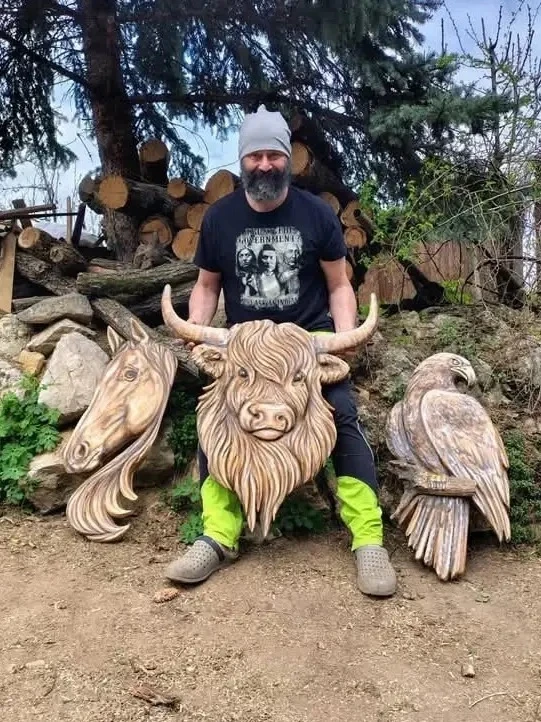 Вот вам мое дачное хобби, вырезаю по дереву. Оцените, если не трудно🦬