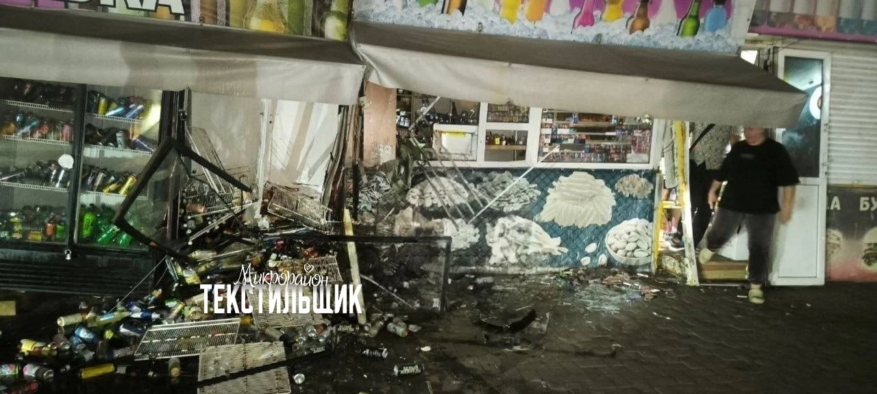 Жители сообщают, что на училище ночью машина влетела в магазинчики.
 Это как лететь нужно было???
