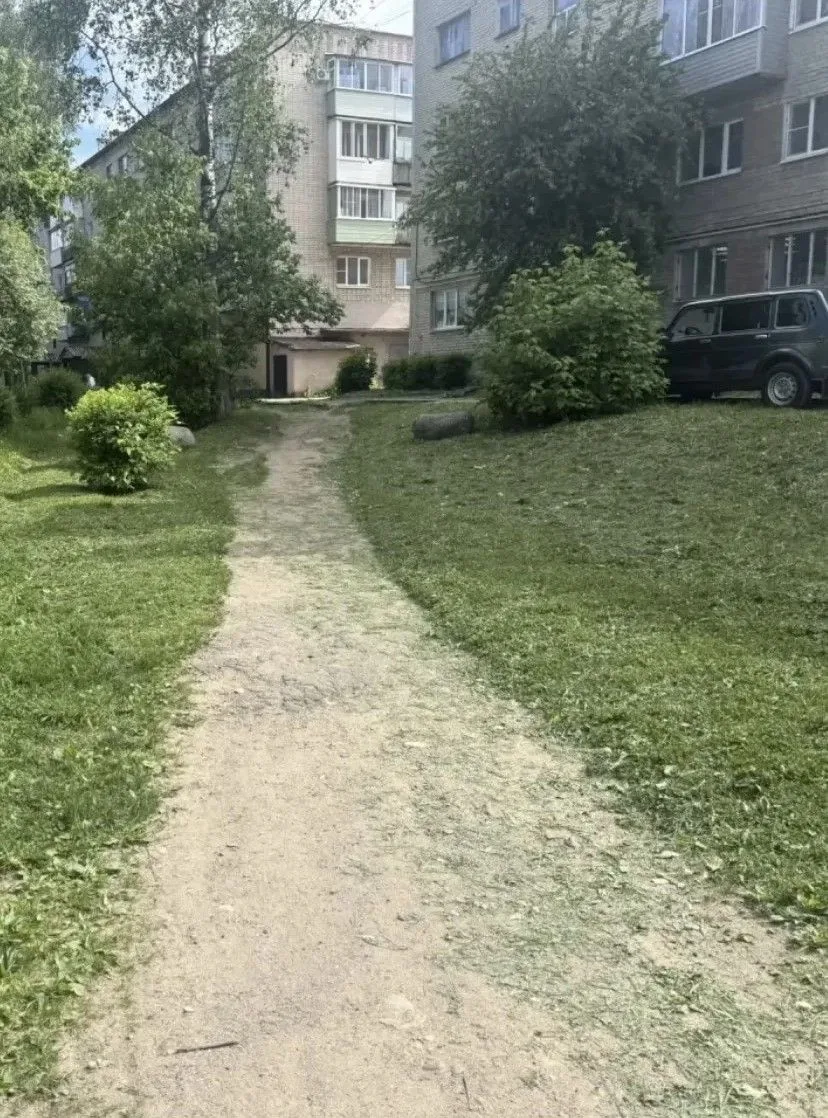 Покос травы продолжается на МКД "УК Технология Комфорта"