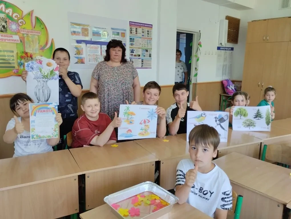 На пришкольной тематической площадке ГБОУ ЛНР «Ровеньковская школа им. Л.Г.Шевцовой» ца...
