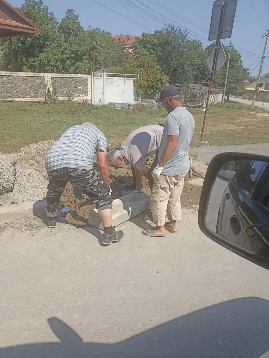 🌍В селе Новолакское Новолакского района оперативно устранили прорыв воды на улице Моло...