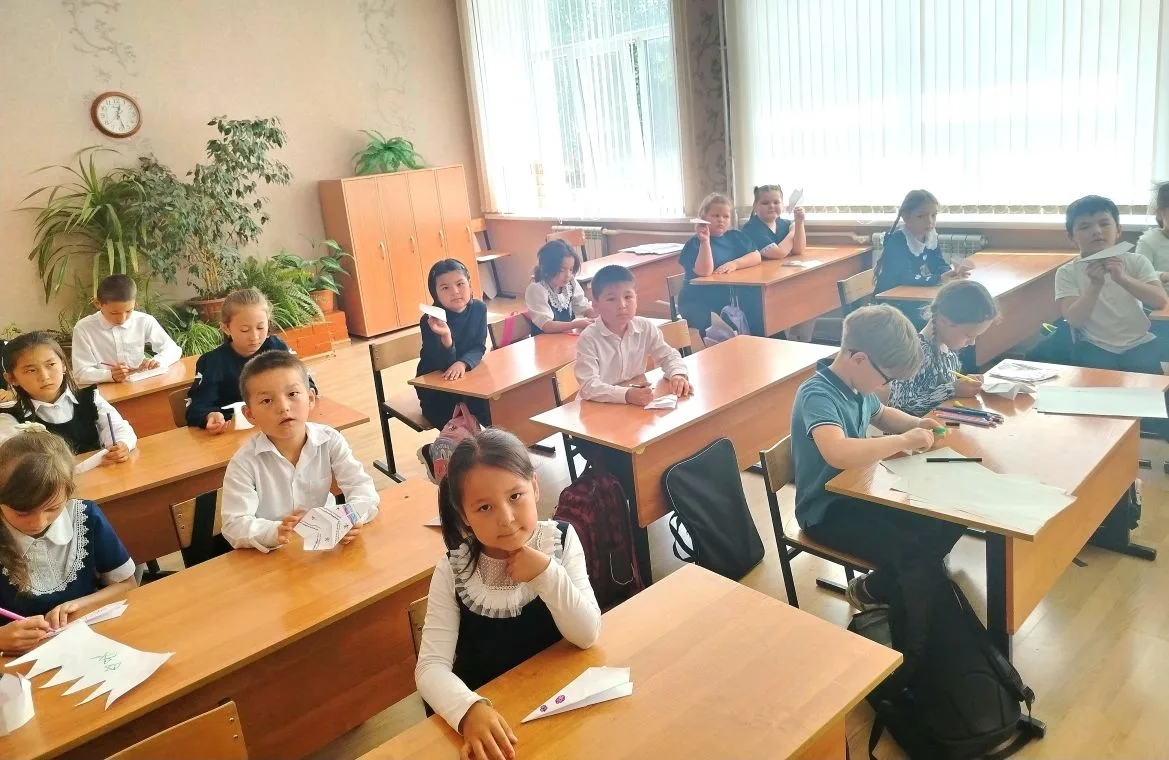 Занятие по оригами у юных художников Дмитряшевки было посвящено построению самолетиков. Дети с удово