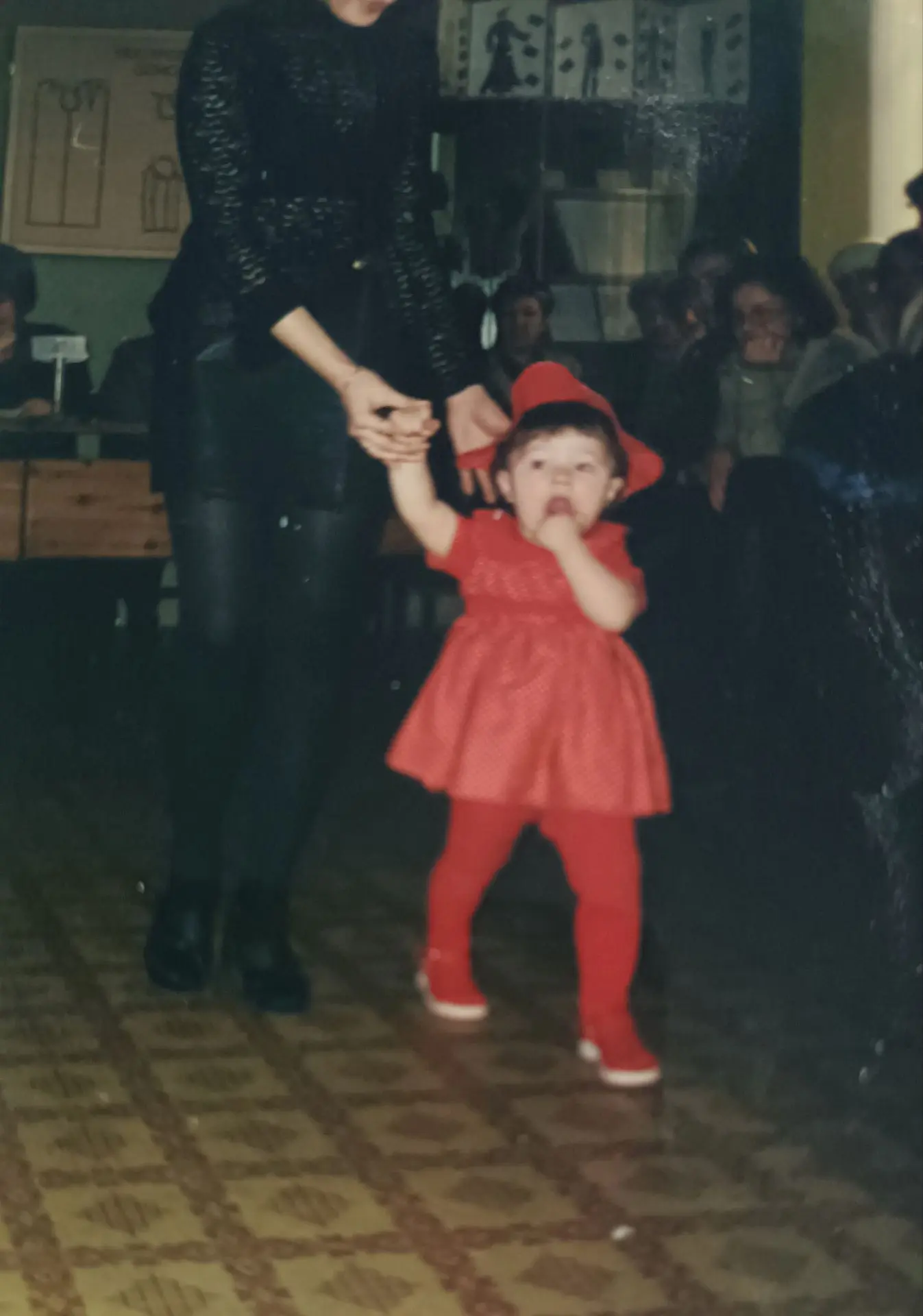 Пересматривая эти  фотографии ещё раз и понимаю,  как много на Карине одежды,  которую ...