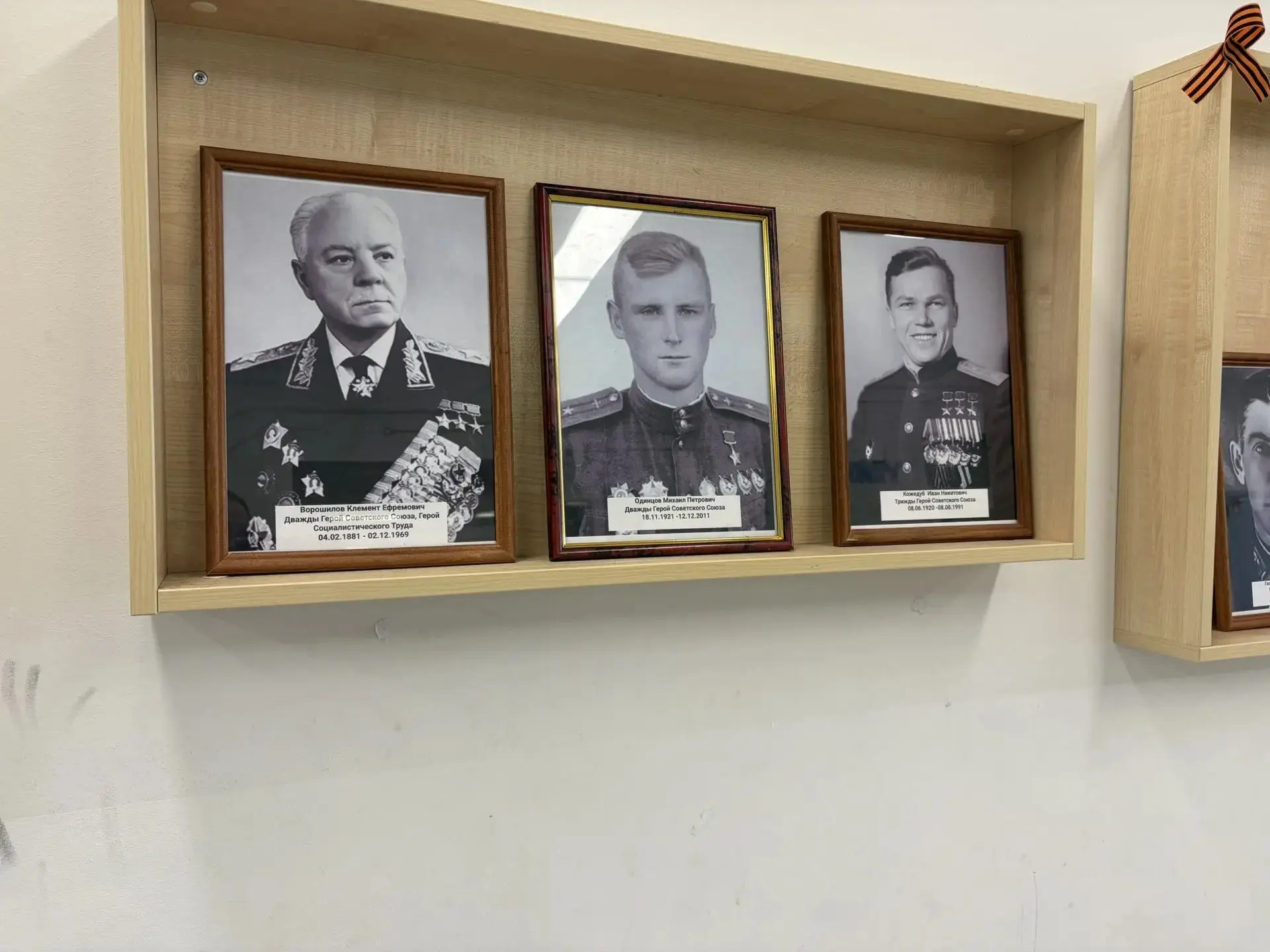 ✨В преддверии великого праздника на первом этаже школы появилась особенная выставка — выставка герое