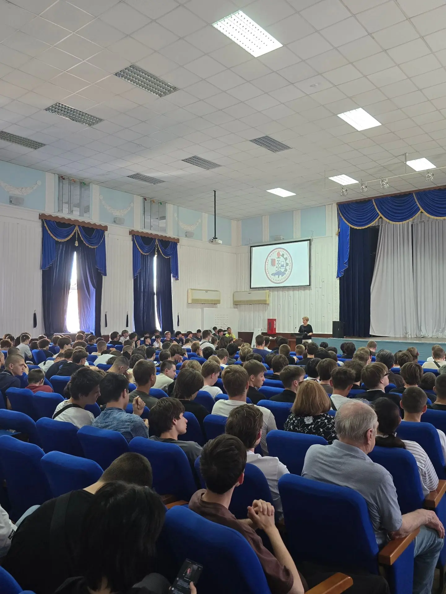 🌞 Безопасное лето — забота общая! 👥

Директор КМСК провела важную встречу со студентами, посвященн