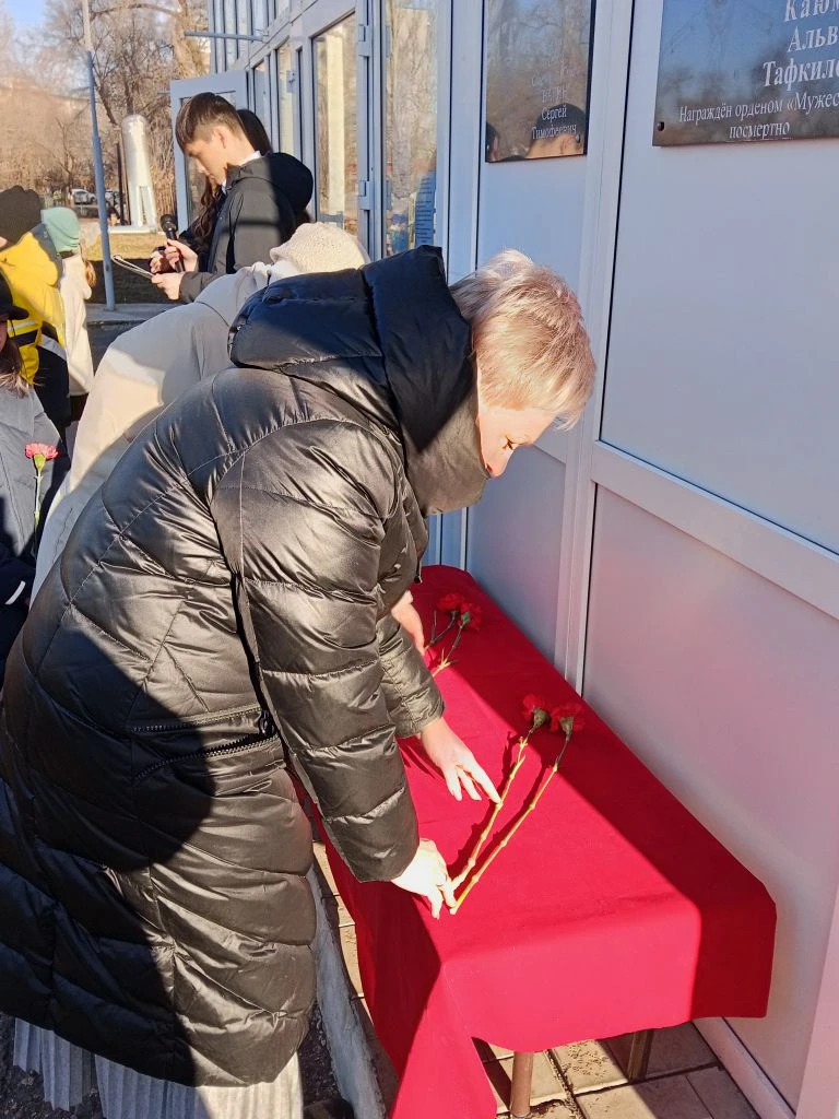 В День Героев Отечества в школе № 32 прошел митинг, участниками которого стали обучающиеся 1-11 клас
