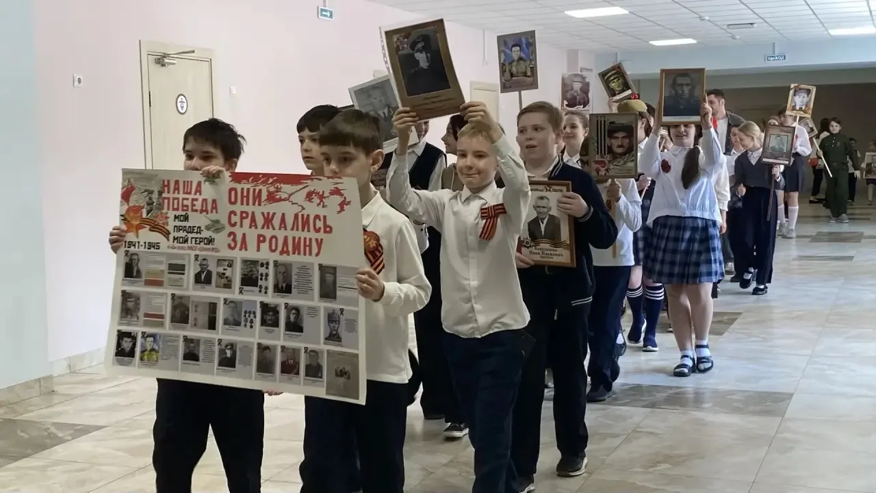 В преддверии Дня Победы в МАОУ «Школа 10» состоялось торжественное шествие «Бессмертного полка». Уче