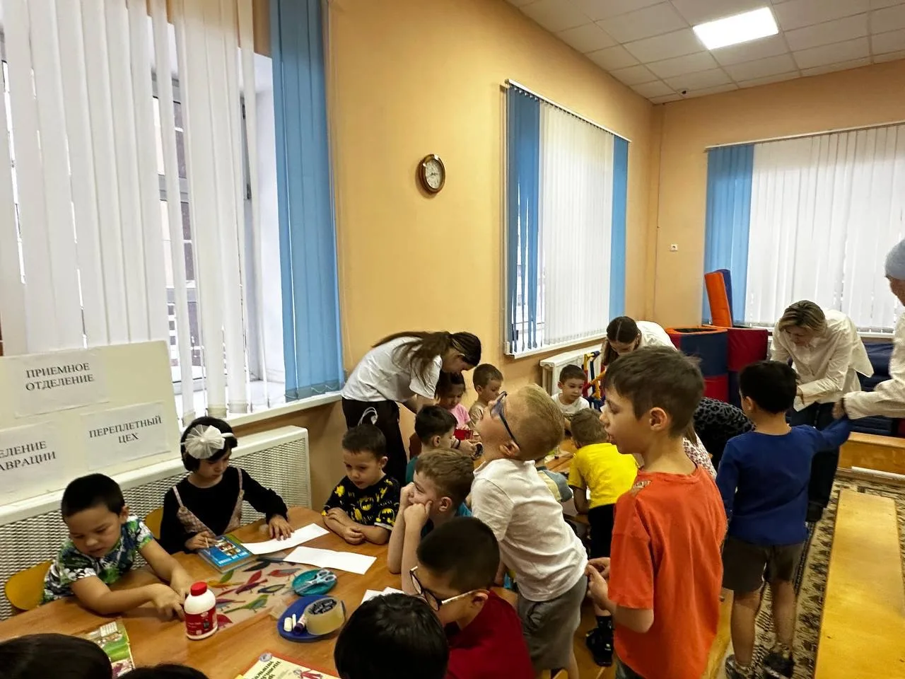 В гостях у малышей📖  Сегодня наши школьные активисты посетили детский сад №60, чтобы провести для ма