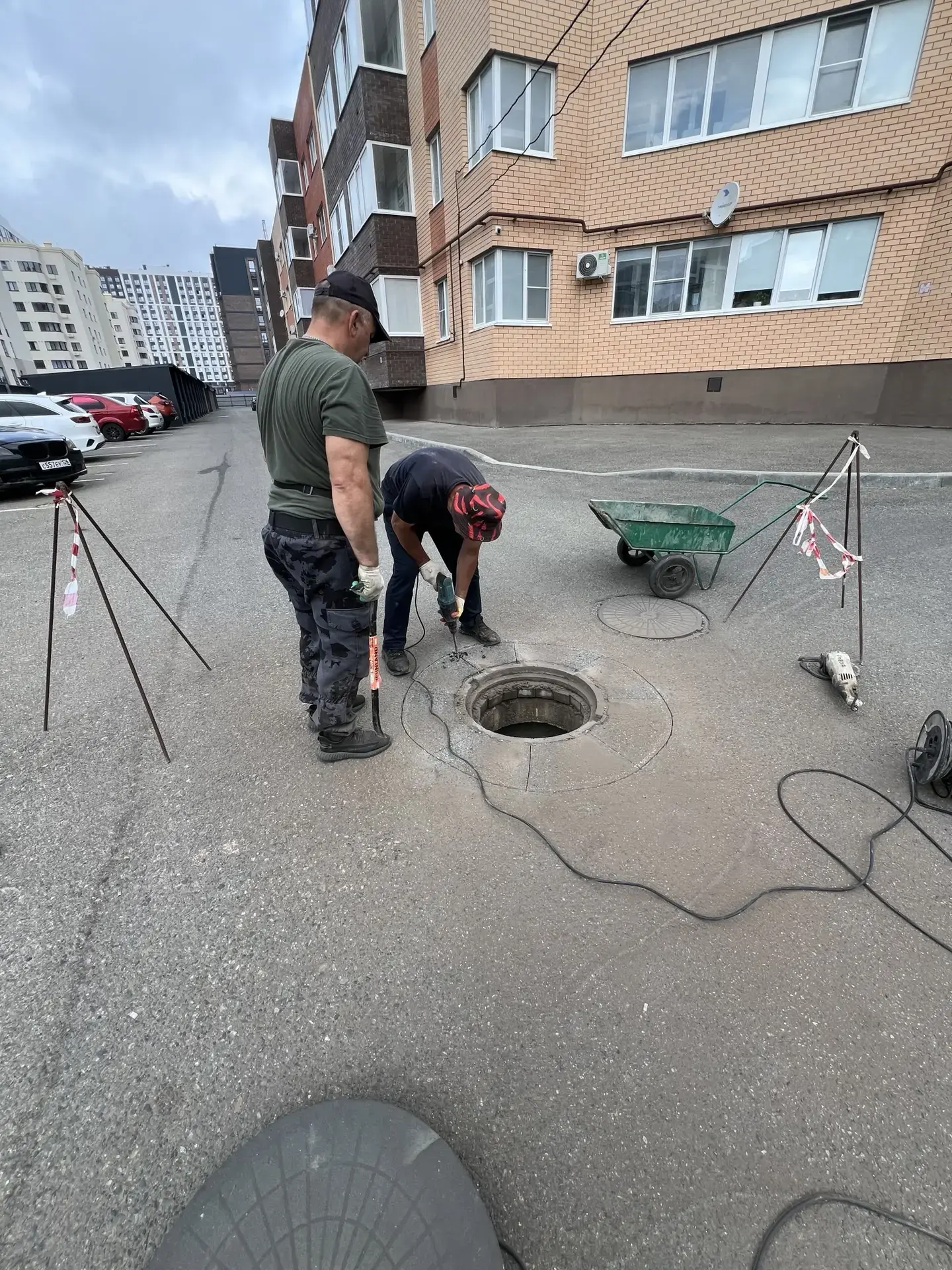 ЖК Престиж: заменен сломанный канализационный колодец на новый чугунный