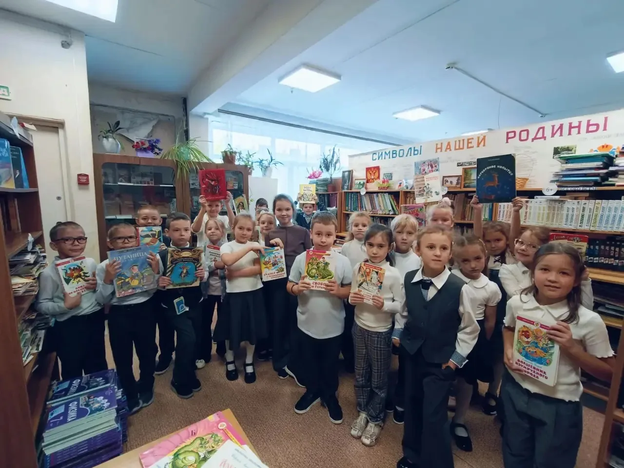 📚 Сегодня ученики 1«В» впервые побывали в школьной библиотеке! Иветта Валентиновна рас...