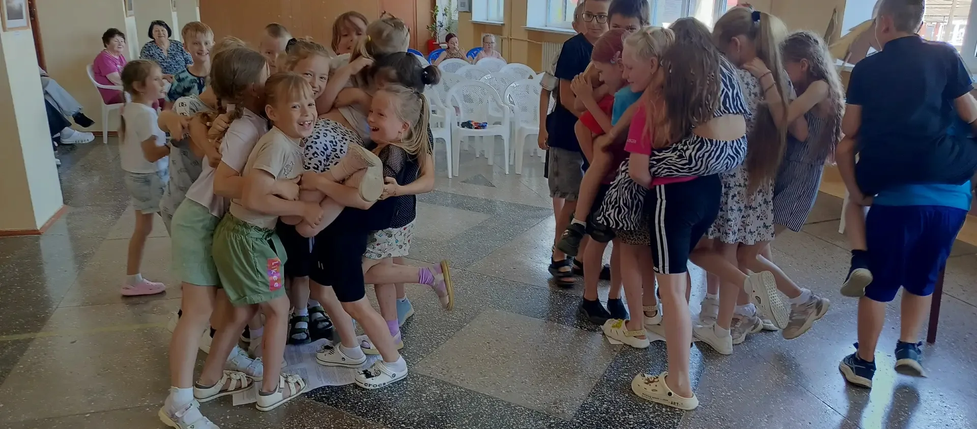 Для ребят  досуговой площадки в нашем Доме культуры была проведена танцевально-игровая программа "Об