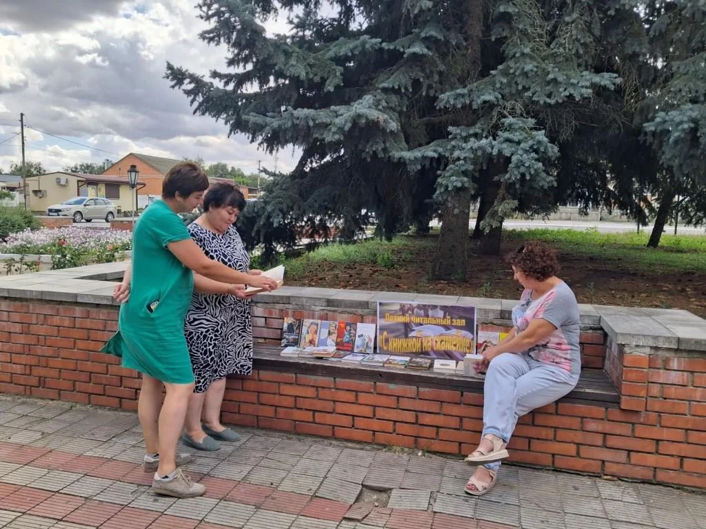 В один из по-настоящему летних дней библиотекарь Скосырского отдела превратила обычную парковую скам