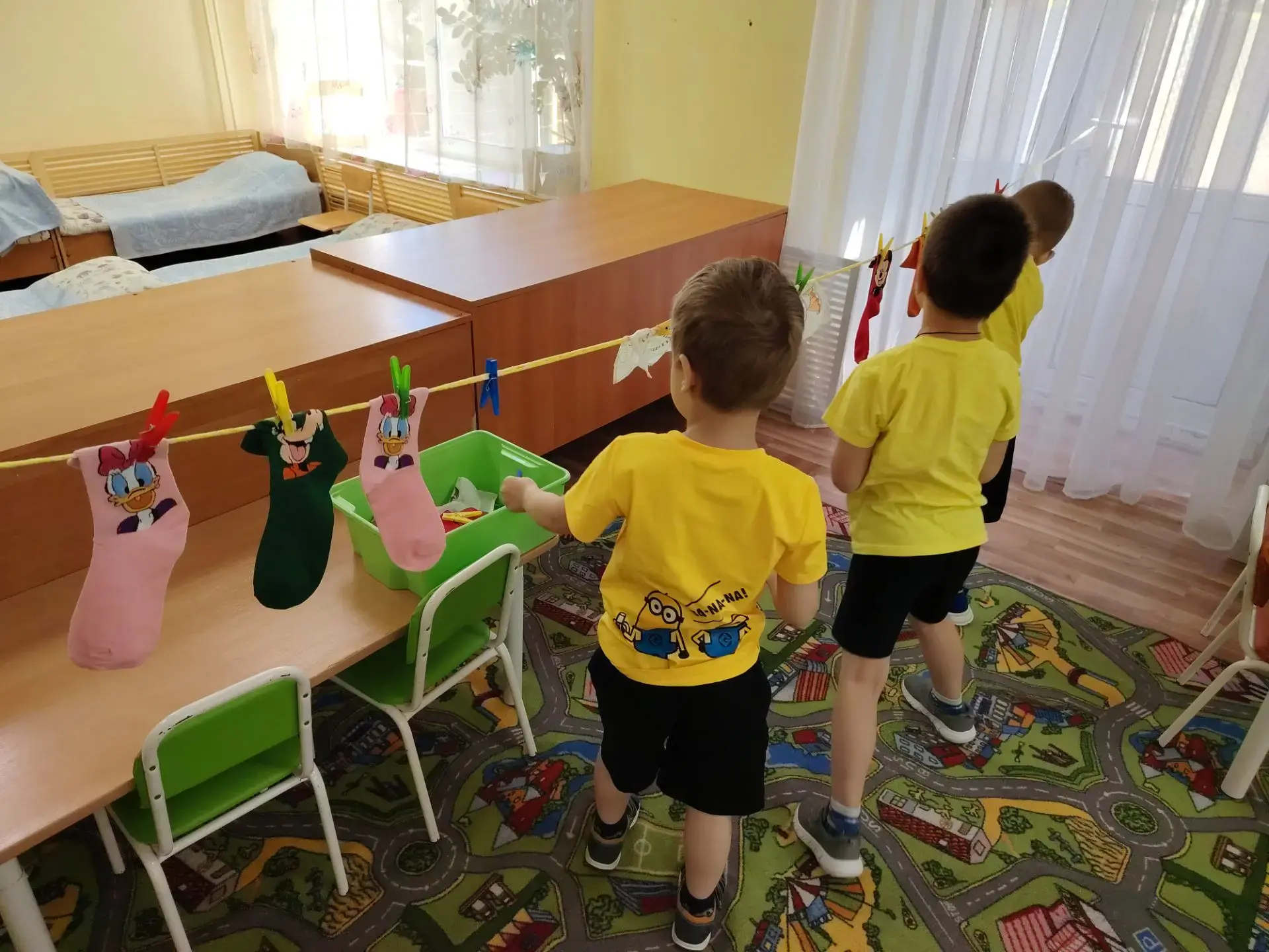 🧦 На улице моросит дождик, солнышко спряталось за облаками, а у ребят  группы 8 необычный день - "Д