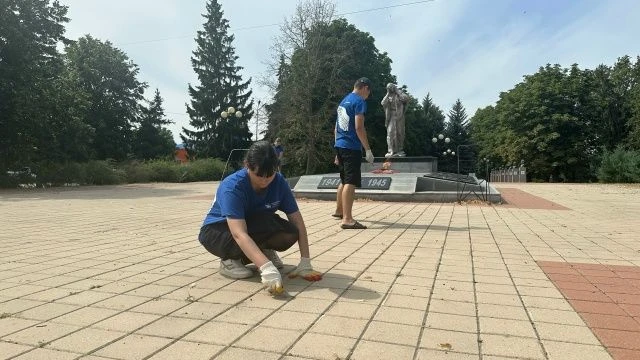Волонтёры Победы Валуйского округа организовали субботник Памяти на территории мемориал...