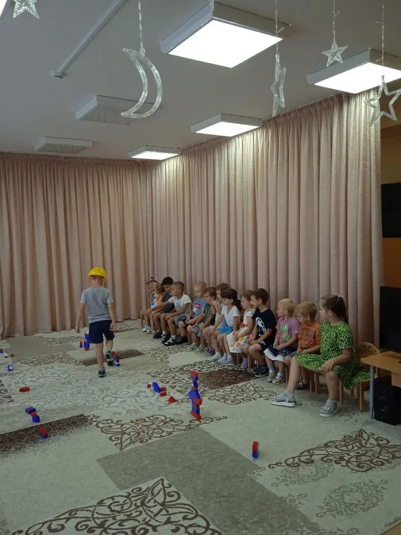 В дошкольной группе "Непоседы" прошёл тематический день, посвящённый Дню строителя.