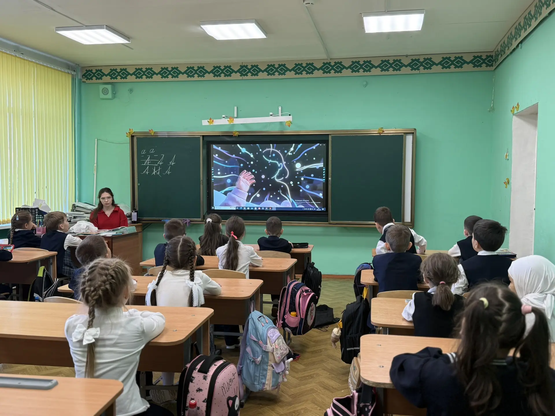После торжественной линейки прошёл урок «Разговоры о важном» на тему «Зачем человеку чи...