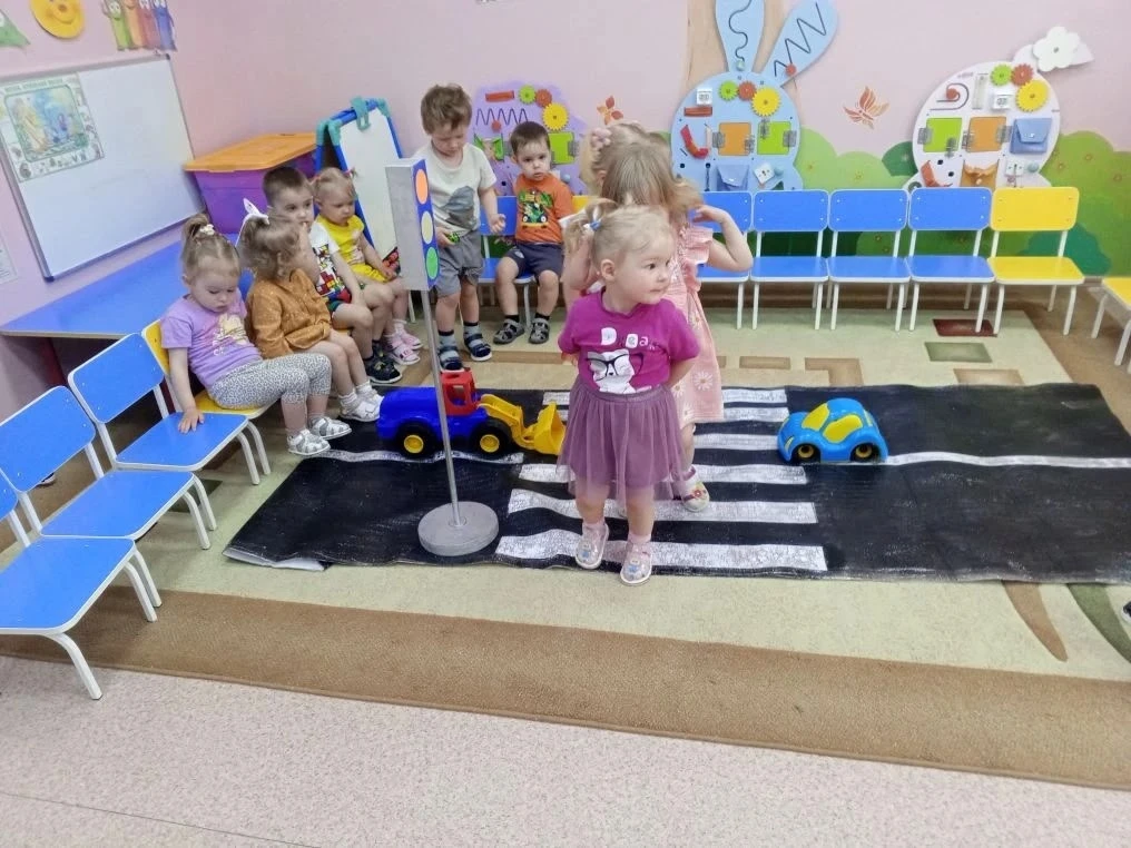 🚦 Тематическая неделя «Правила дорожного движения» в группе "Карапузики"
🎯Малыши знакомились со св