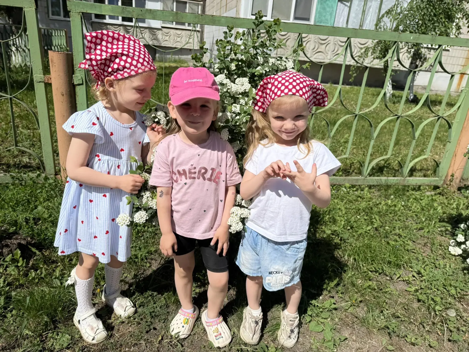 Прогулка в детском саду - это всегда веселье и радость!